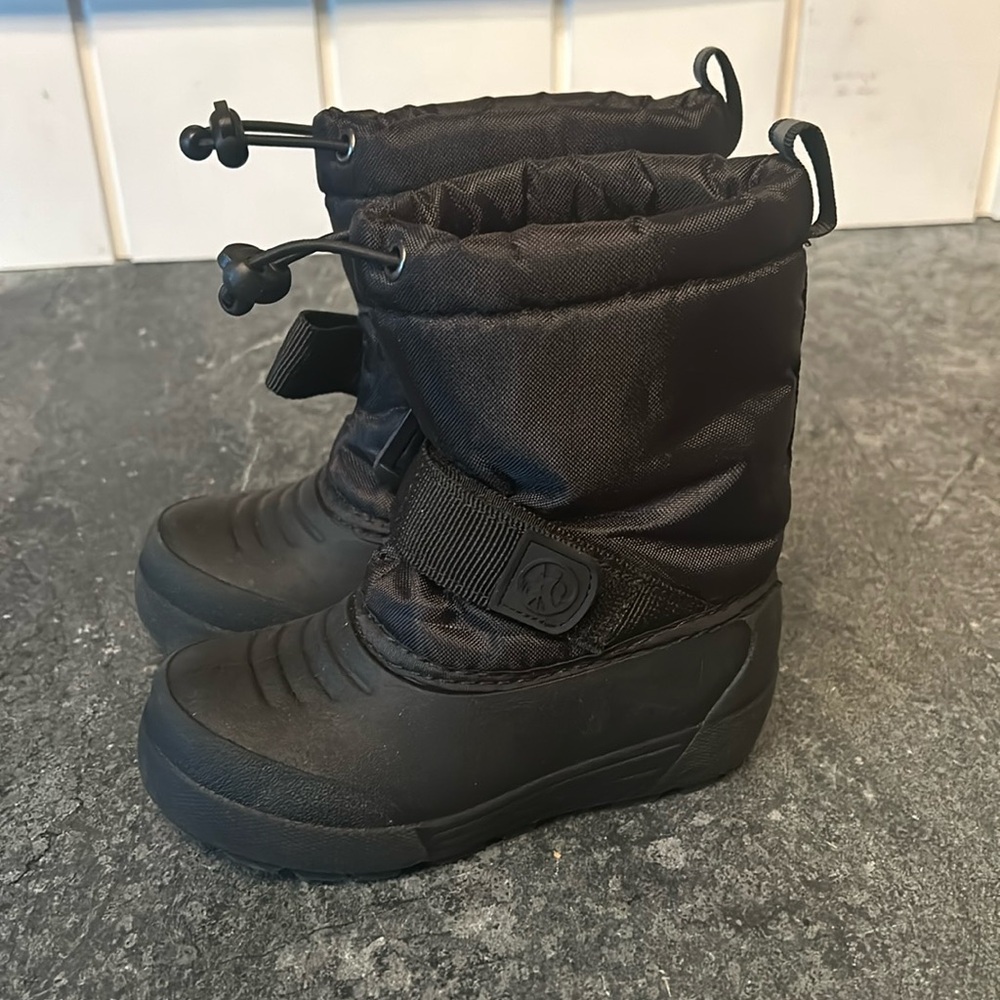 Snow boots size 8. Black 
Northside brand 
Used one season
